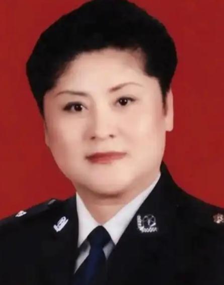 1988年，郑州女警王玉荣，被两名壮汉强行塞进出租车，脖子被歹徒架上匕首，期间她