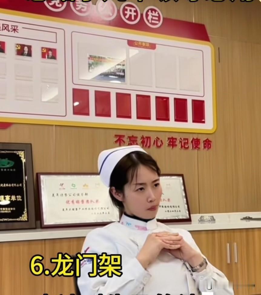 职场上必须学会的手势“二十八式”

1、排云手。手掌摊开拍击桌面，表示很生气，问
