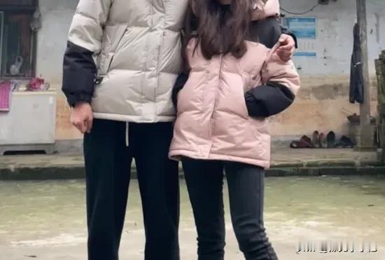 双11给老公在唯品会买的两件波司登今天就到了，正好赶在降温前，90鹅绒的可以穿到