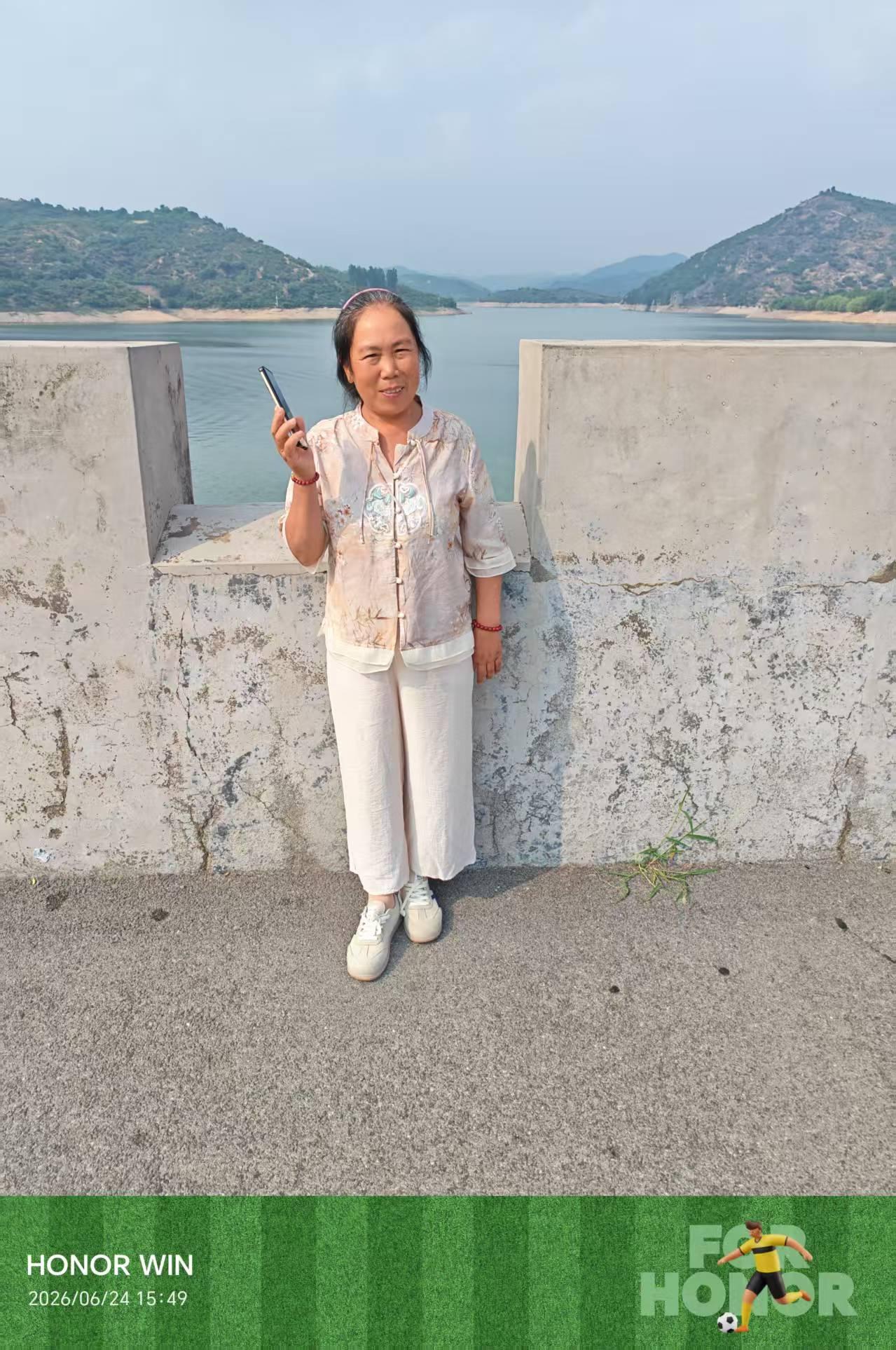 夏日生活打卡季今天去上官湖游玩了，心情真是不错，那里风景优美，湖面平静，不少游客