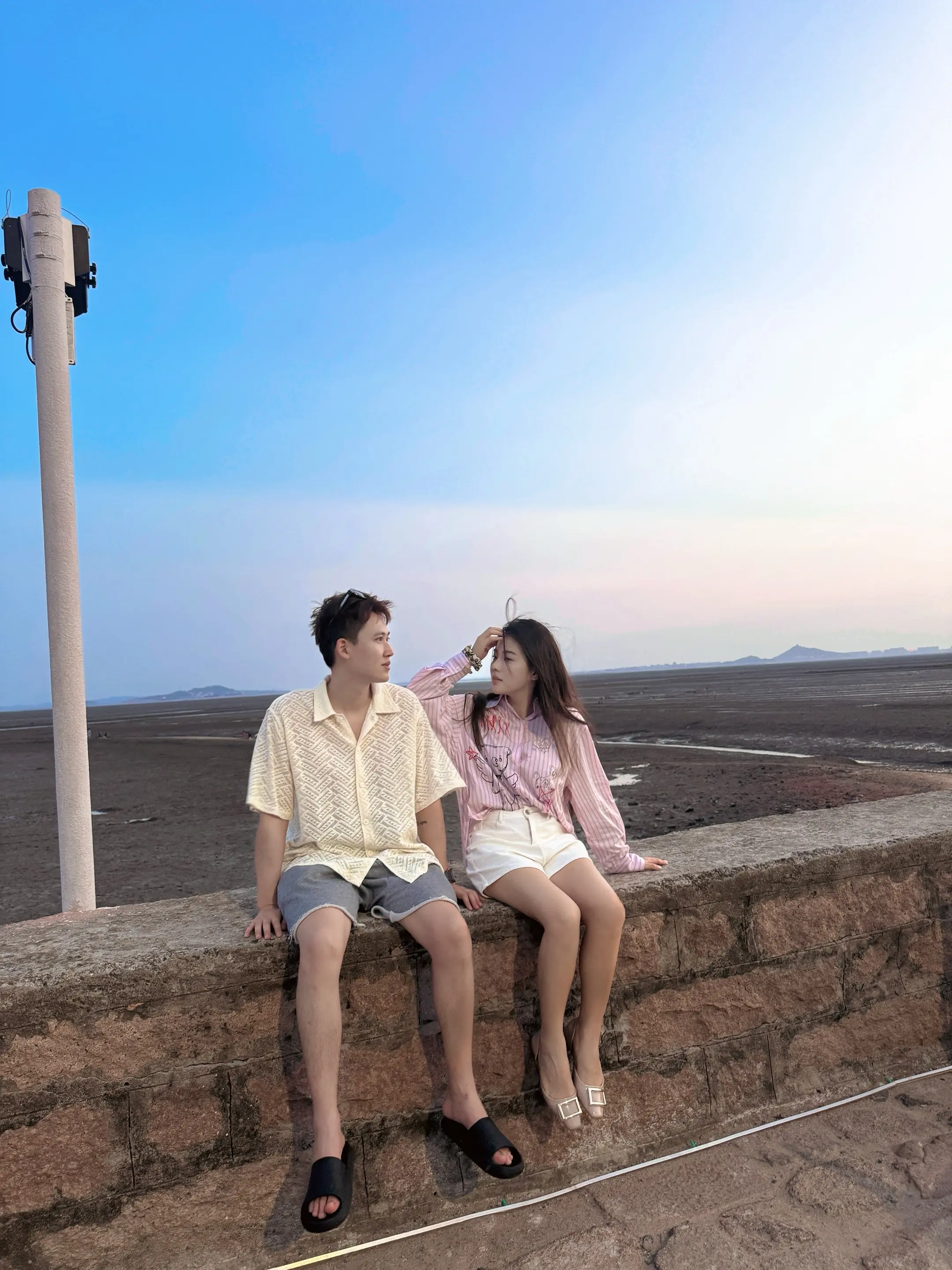 上周伴妻归故里，今日携她赴我乡。一程回她的旧时光，一程赴我的老地方。