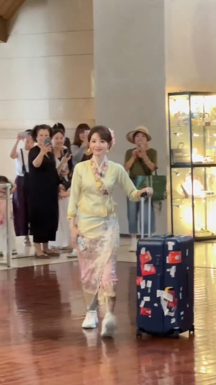 田曦薇傣服簪花造型来袭，穿傣族服饰的薇薇好美！ 