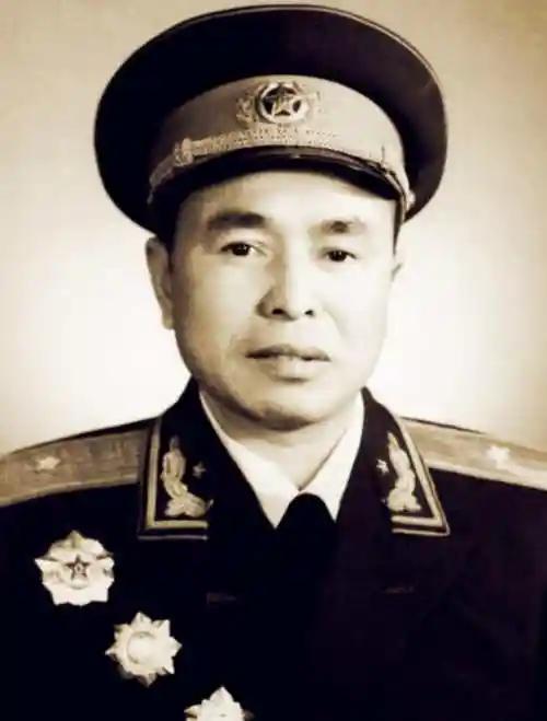 1946年，6000解放军被三万敌人包围，为了不泄露机密，旅长下令烧毁全部文件，