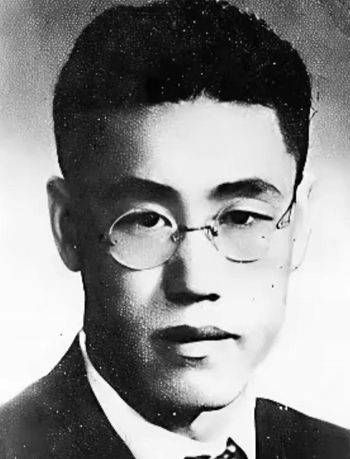1949 年，敌人当着秦鸿钧妻子的面，把他捆在老虎凳上，边往鼻子里灌辣椒水，边在