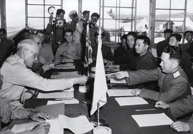 1952年，战士张文荣被美军俘虏后叛变，一次飞行任务中，他刚跃出机舱门，下一秒美