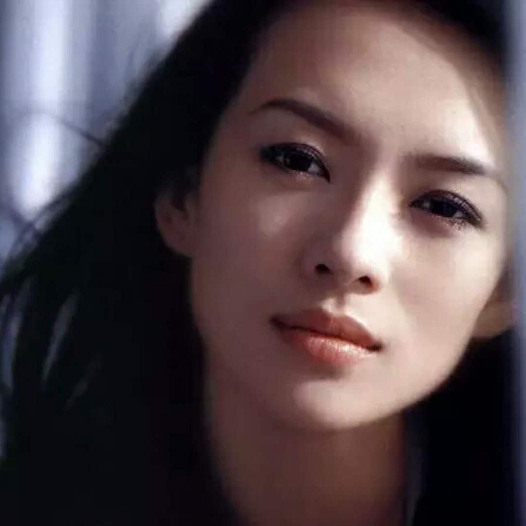 女演员，章子怡说，我是一个很宅的人，平时不喜欢出门，就窝在家里打麻将，请朋友来可