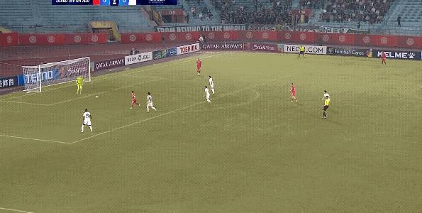 北京国安依靠前场积极拼抢，以及对方门将重大失误，暂时1:0领先越南河内公安，不得