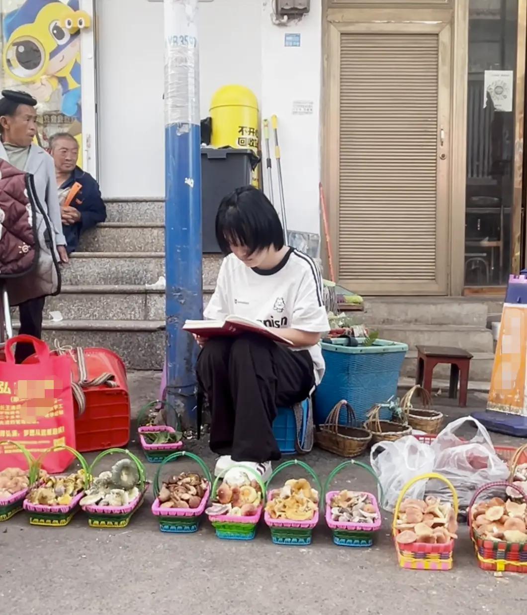 谁能想到，热闹嘈杂的乡村集市、摆满野生菌的小摊前，会迎来一份顶级名校的录取喜讯。