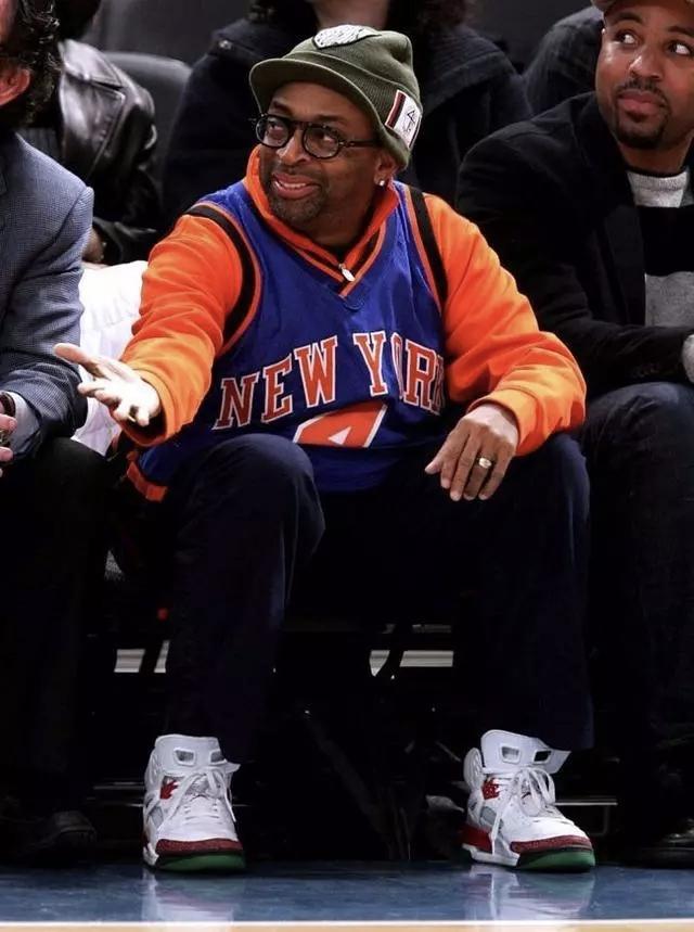 NBA总决赛，马刺主场对阵尼克斯的第一场比赛中，出现了奇葩的一幕。比赛快要结束的