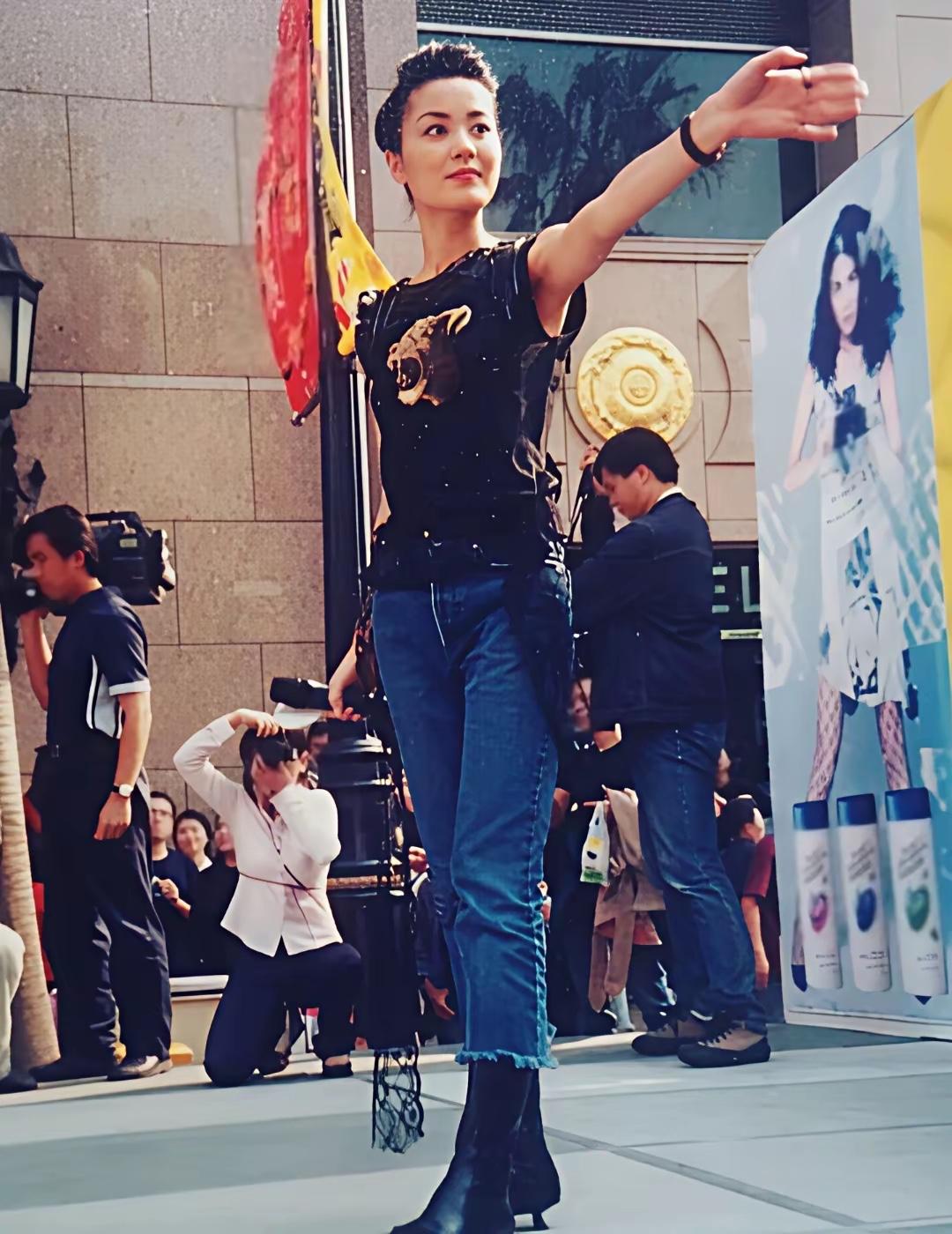 早期的王菲，无刘海造型，这五官看着很大方的样子。

图一图二是2000年，31岁