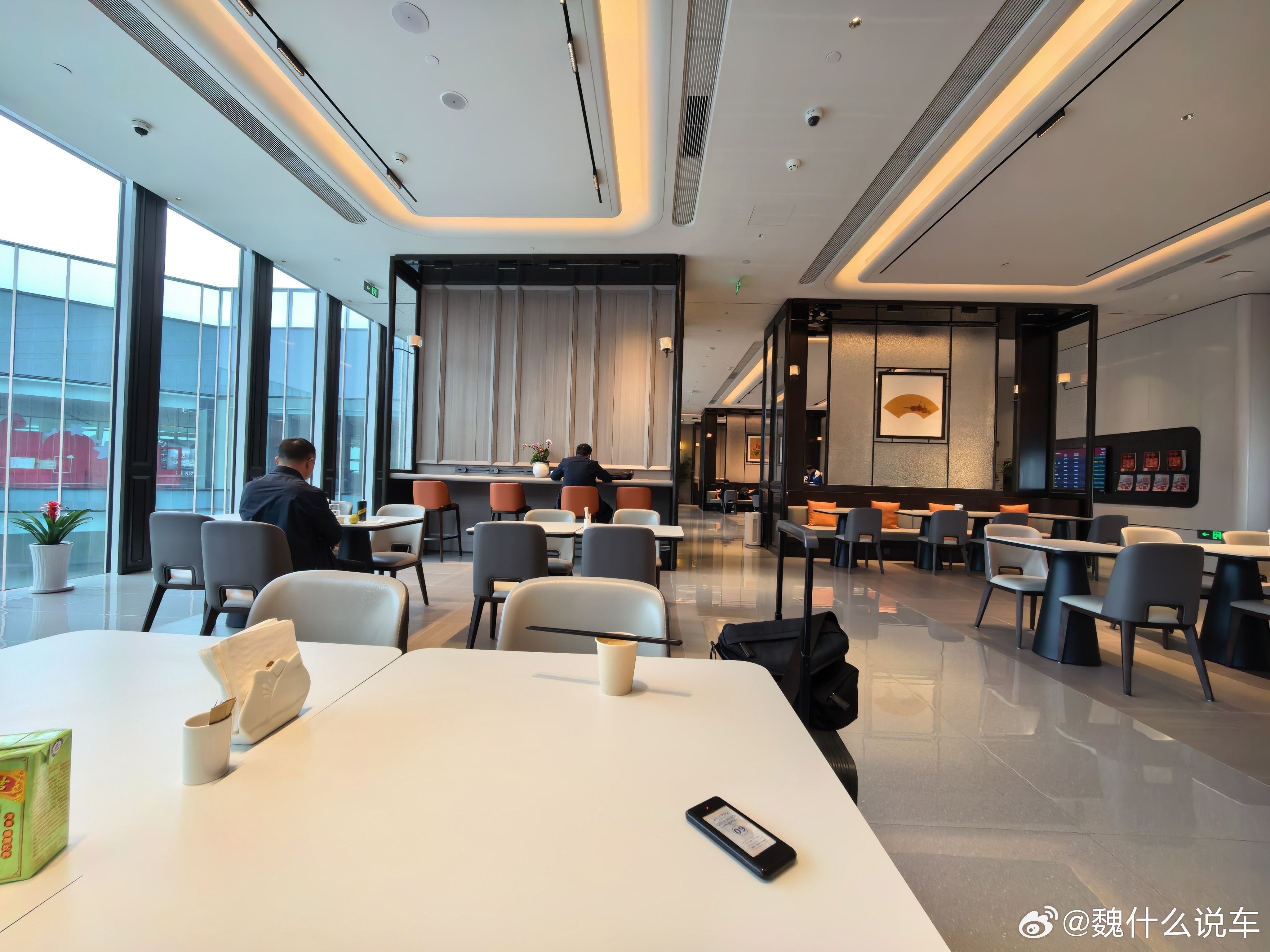 现在各行各业真卷啊刚过安检接到南航的电话说是重要客户邀请到休息室休息我一想我一经