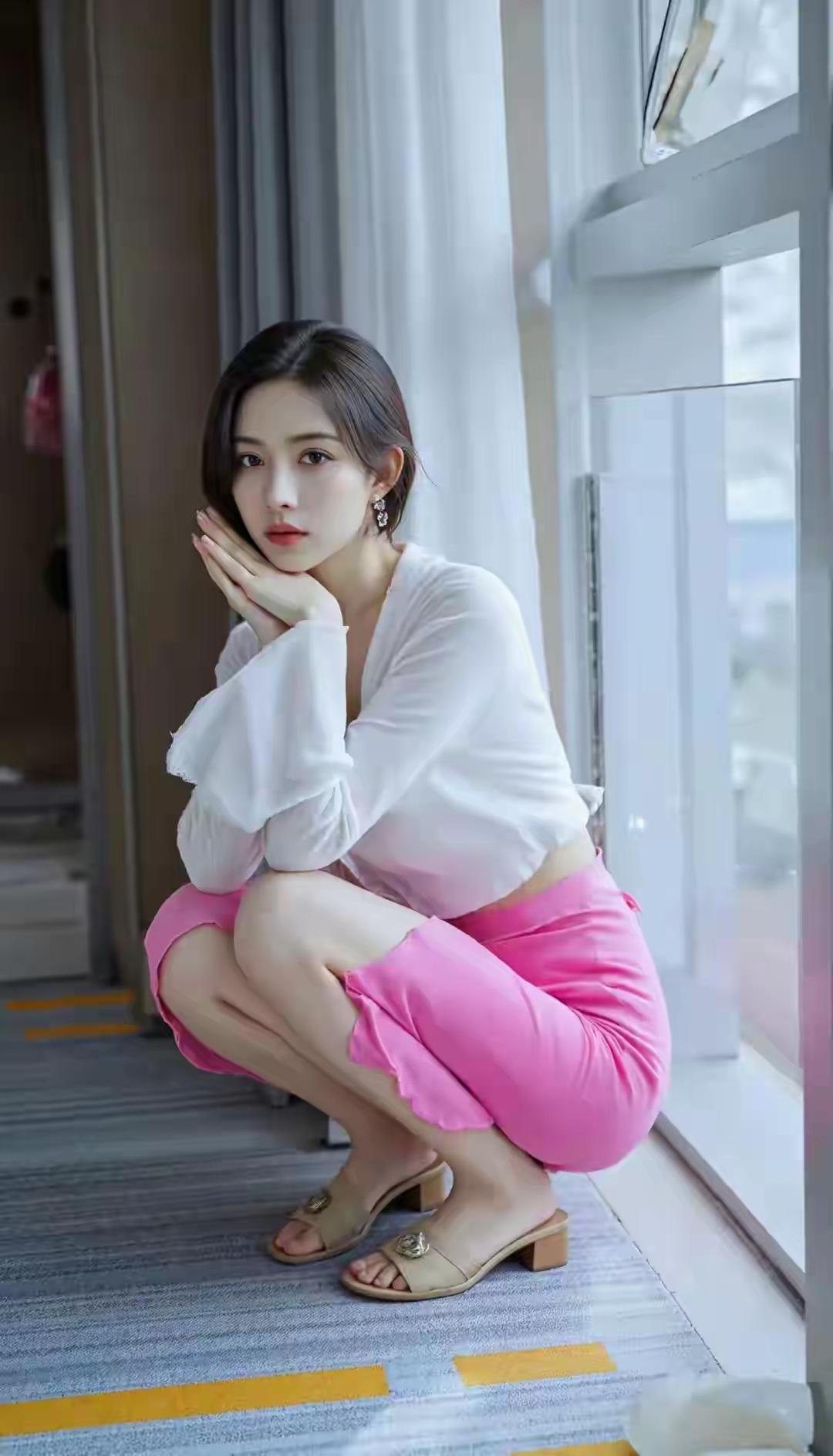 窗边沉思，粉裙白衣，静谧时光