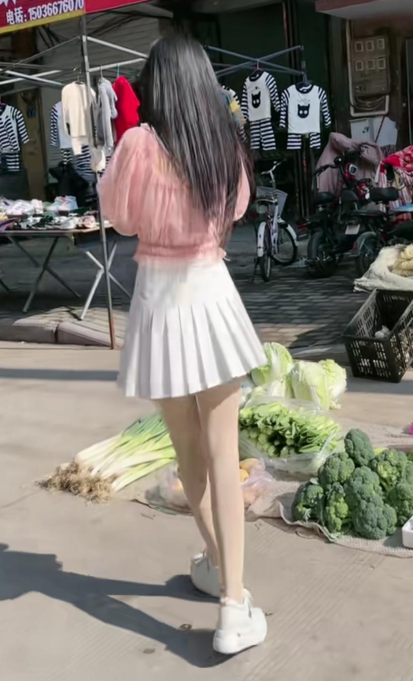 谢谢邀请，试对下联：

上联：清风有意梳杨柳，
下联：细雨无心洗红桃。

上联“