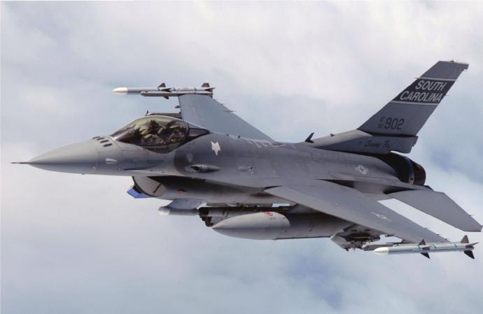 每天认识一件兵器 F-16“战隼”战斗轰炸机最大速度：2125千米／时重量：85