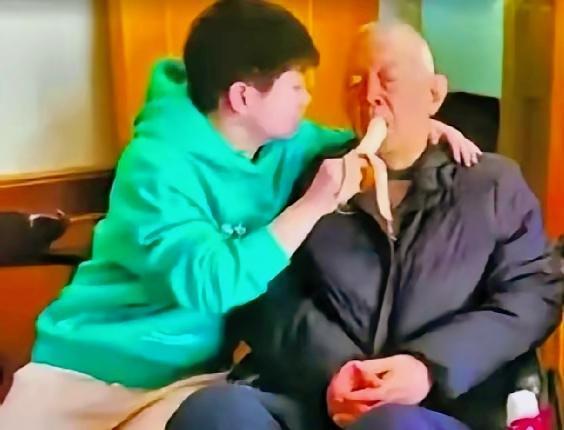 太有爱了！孙颖莎回老家第一件事不是和妈妈谈心，而是陪姥爷唠嗑，给姥爷喂香蕉。
