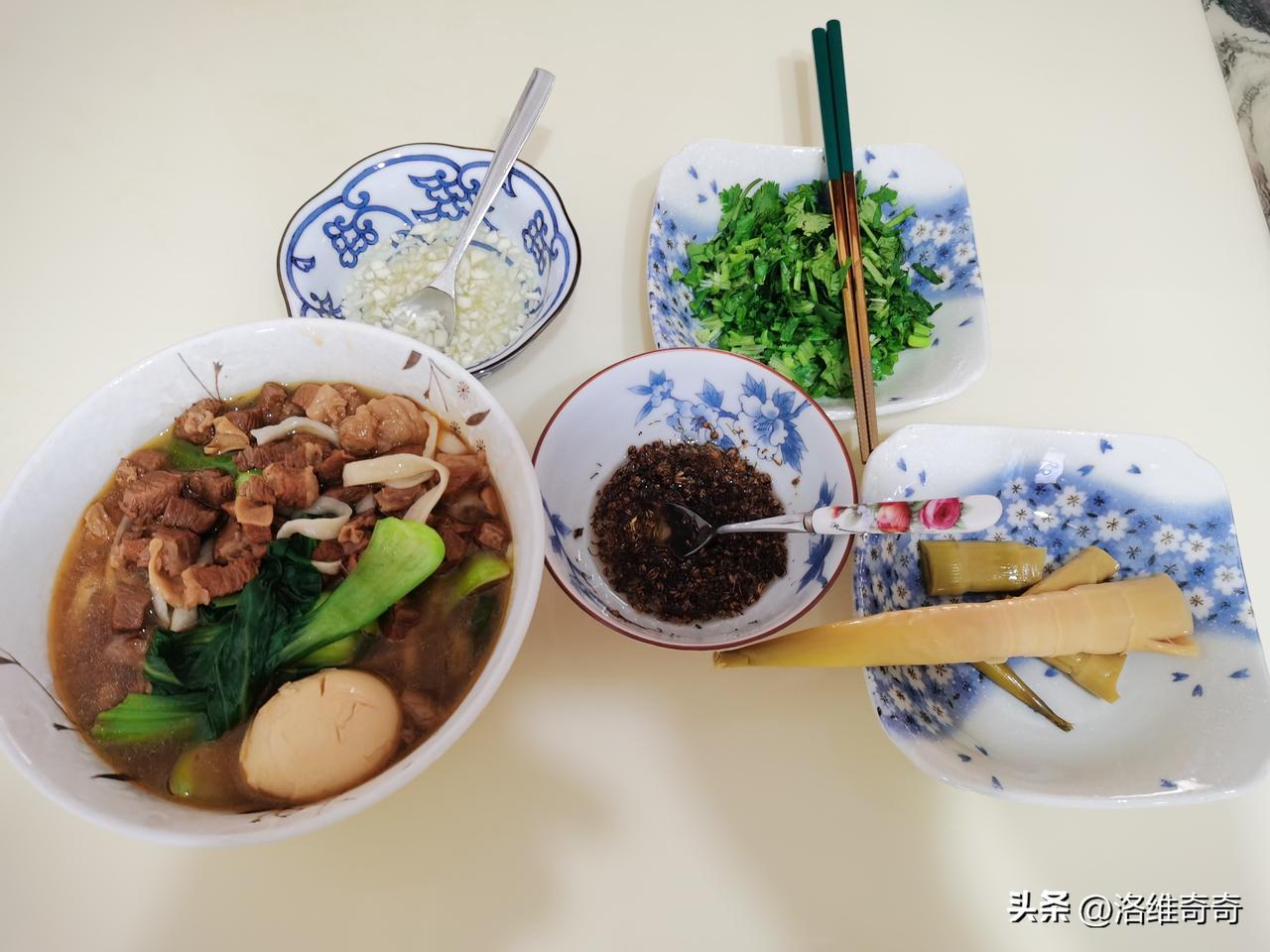 熬夜煮饺子，下锅太久全都破皮，
一锅饺子眼看就要变成了面皮蔬菜肉汤。哈哈
[尬笑