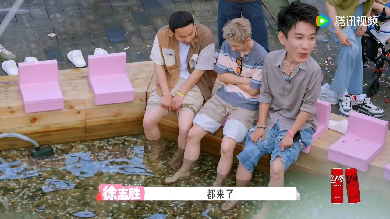 王子奇痛苦面具谁能想到荧幕上冷峻的男主，综艺里满是痛苦面具，一点痒感就让五官全部