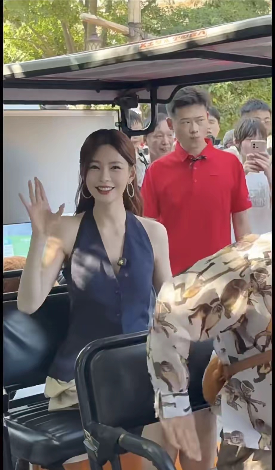 沈梦辰生日杜海涛陪她一起现身郑州银基动物王国，虽然一直以来杜海涛被说那么久不补办