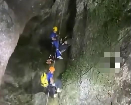 10月6日，浙江台州，一名24岁刚毕业的大学生航拍时，无人机坠落险峻崖壁。他心疼