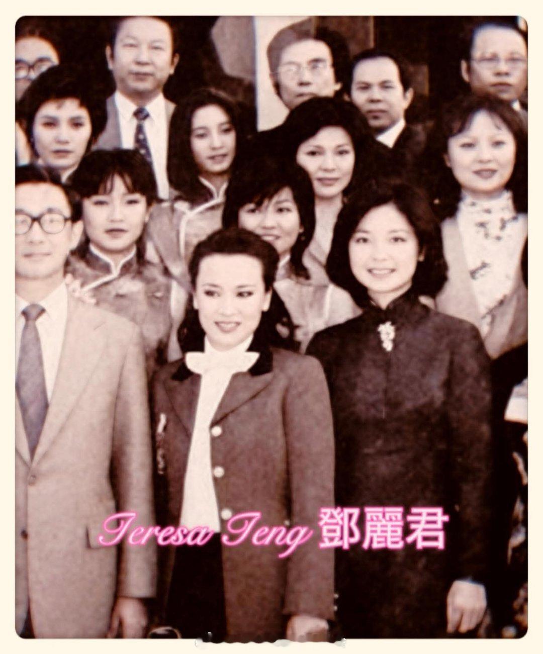 1980年11月2日，邓丽君与翁倩玉于第十七届金马奖颁奖典礼举行前的记者会上合影
