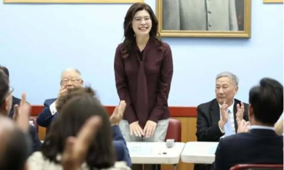 郑丽文：两岸现在没有条件讨论统一！
什么叫有条件？是等台湾买够美国破铜烂铁堆满仓