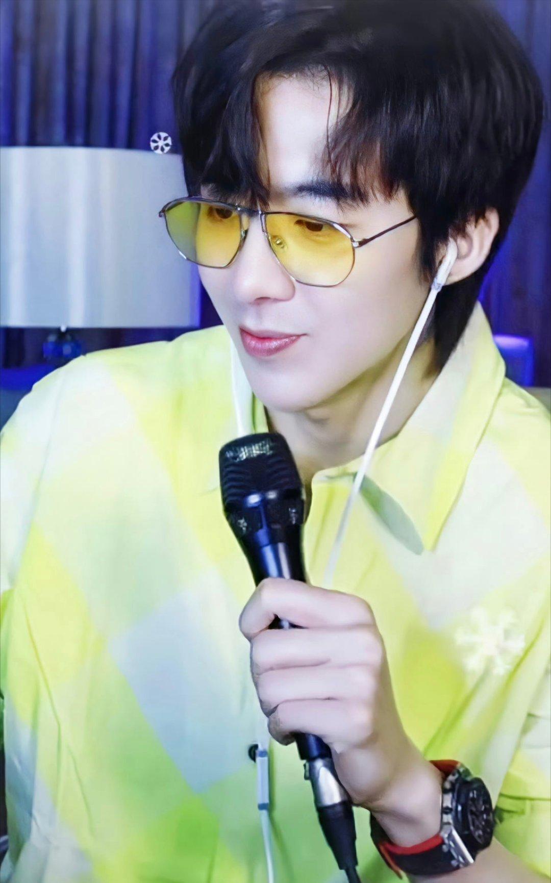 摩登兄弟[超话] 宁哥今天穿了件毛肚在身上啊[笑cry][笑cry]带上娃娃菜，