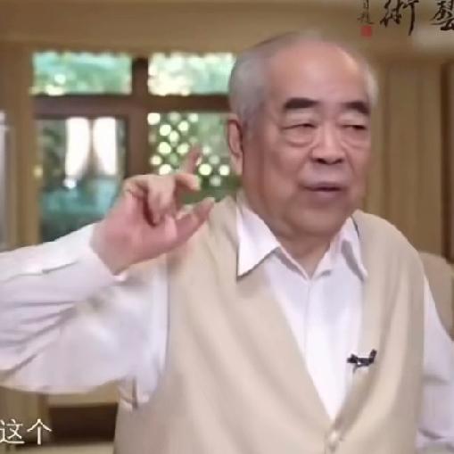 先不聊范增的私生活，
单聊他这个画，还真是水平不一般。
据说他的这个画叫做“脾气