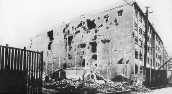 1949年，陈毅听说，国军抗日名将谢晋元的遗孀带着4个孩子流浪街头，心生不忍，连