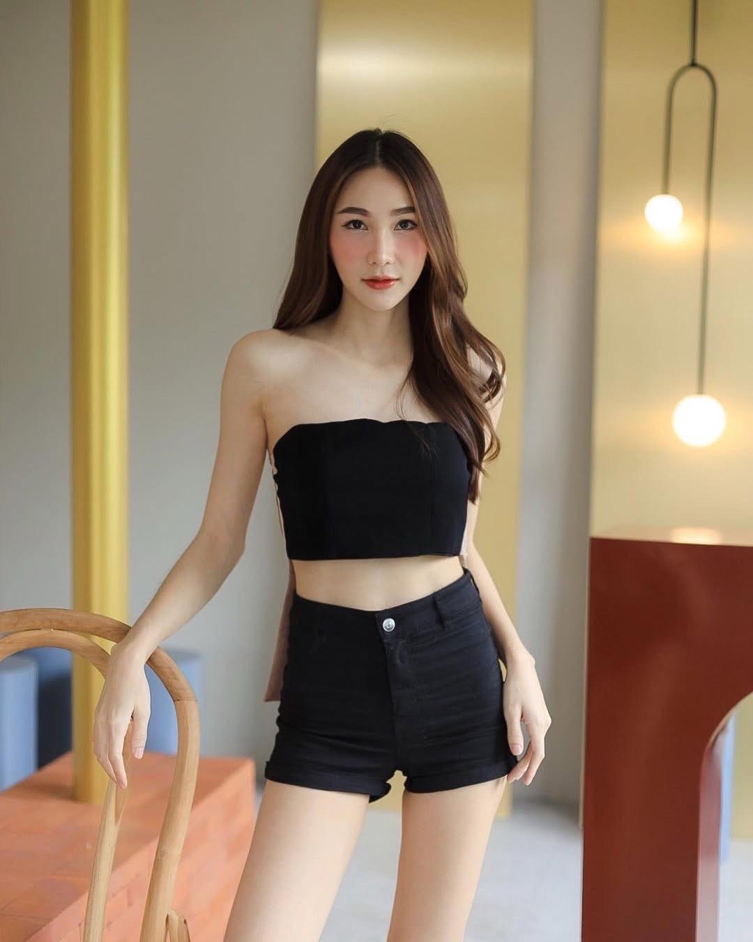 回去告诉你妈 有个开埃尔法的少妇。想给你一个家