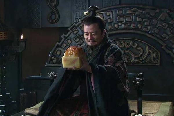 今日话题：袁术称帝后为何迅速败亡了？？？

网友甲：东汉的军制决定了，在前三国时