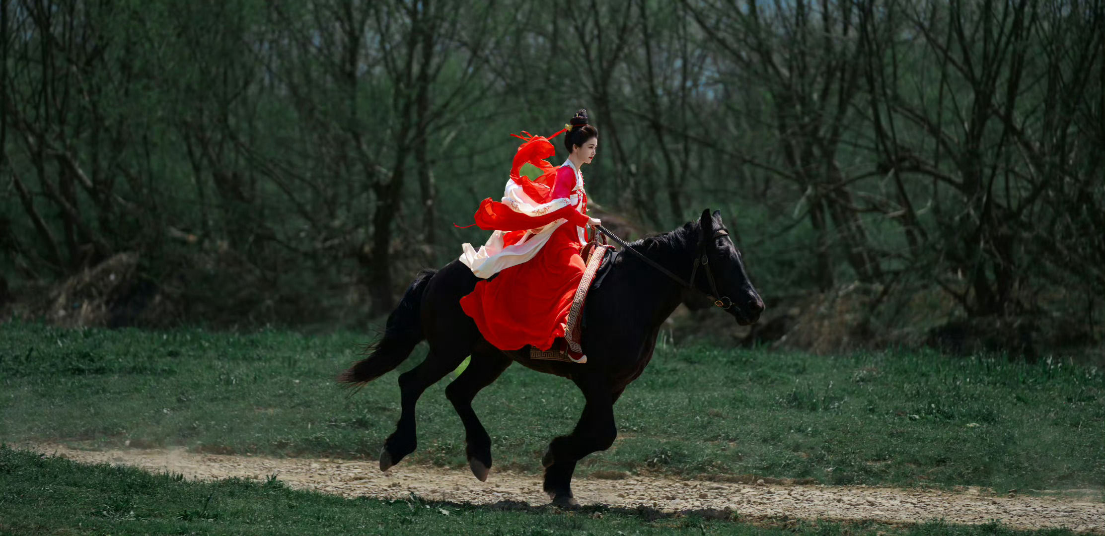 白鹿最大的问题，就是太火了！像“刘大锤说张凌赫白鹿复合无望”这种话题，就是明晃晃