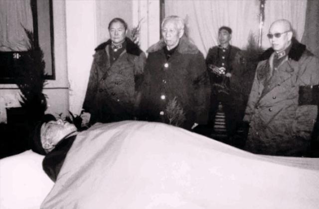 1985年10月22日凌晨，病重的原 南京军区 司令许世友上将要去上厕所，七八个