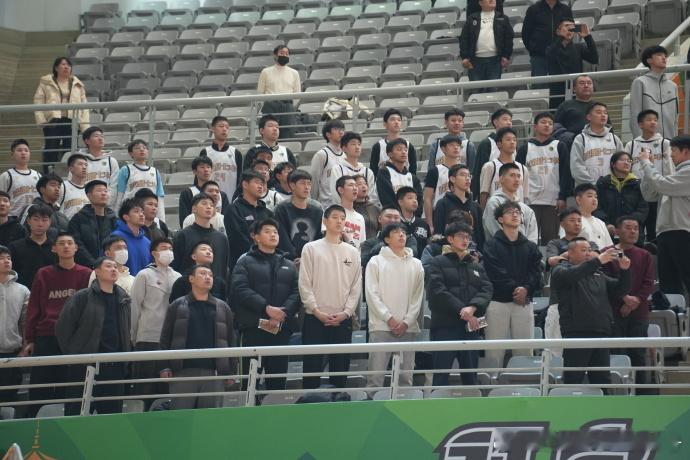 你们将会成为辽宁男篮未来的希望~！图为新赛季辽篮首个主场比赛场边