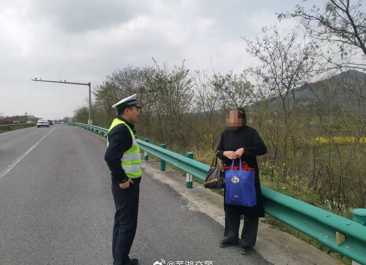【老人迷路误上高速 交警及时救助护平安】交警正能量致敬公安英雄致敬缅怀奋进4月4