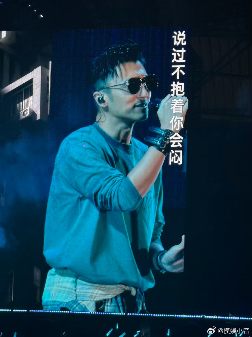 谢霆锋这样到底啥意思啊谢霆锋这帅气程度真的过于超纲了！大屏一给帅得太有冲击力了！