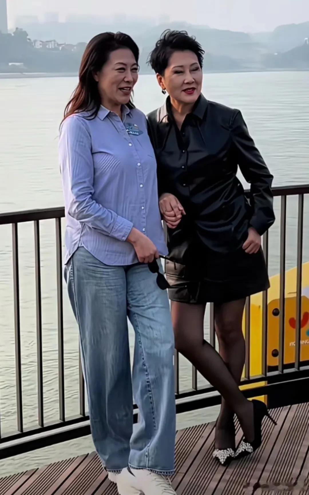 看这俩人的同框，感觉与其用科技留住青春，还不如优雅老去。岳红卷发披肩，身材高挑，