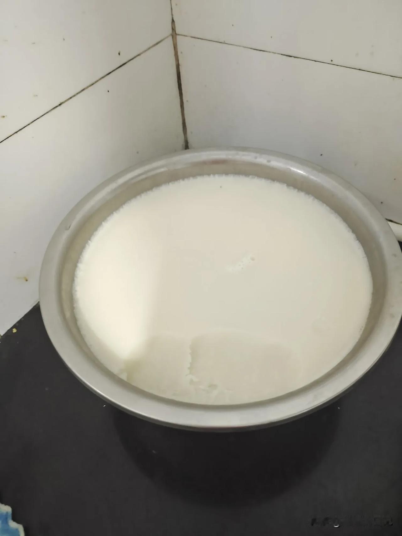 我记得我小时候家里炒菜都是用猪油炒的。

长大后听到人家说吃猪油不好，家里人才慢