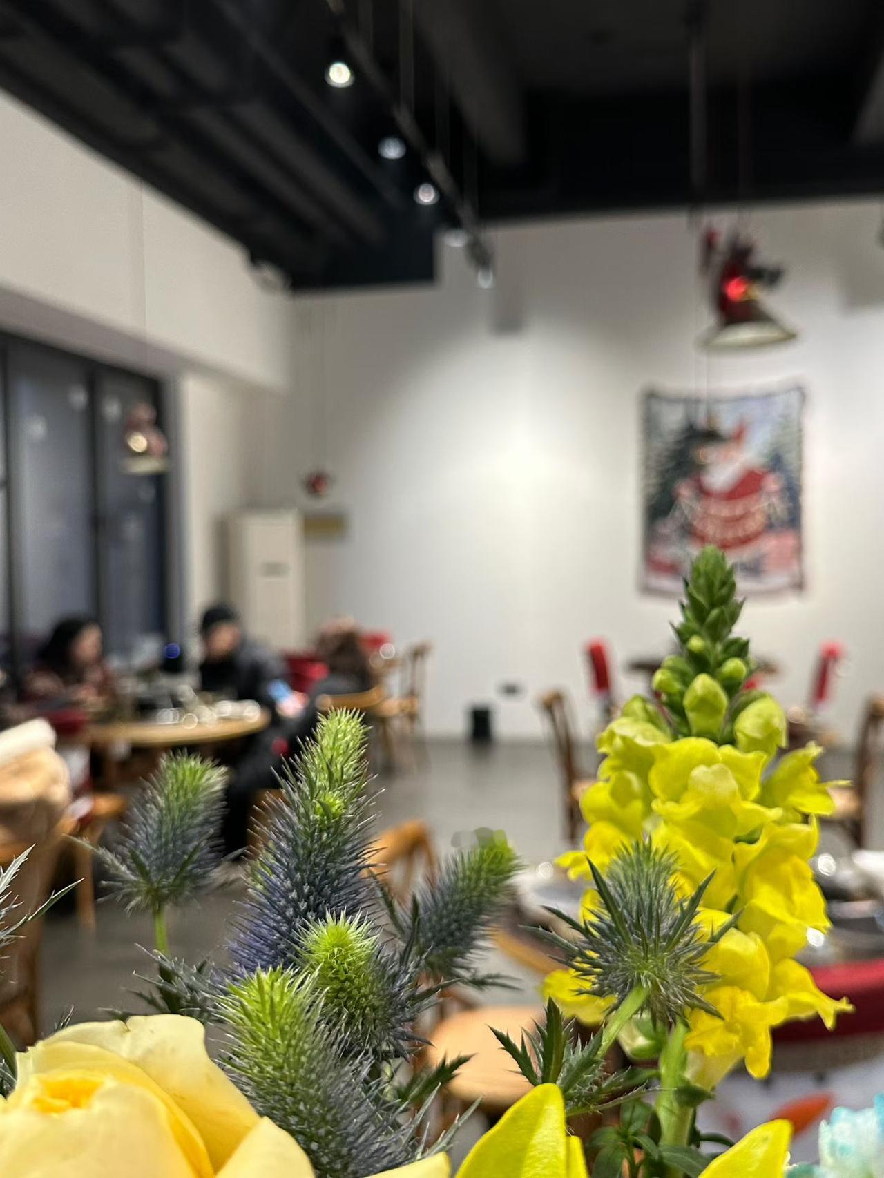 人生低潮时该做些什么？
 
人生低潮就像走路绊了个跟头，不用硬撑着说“我没事”，