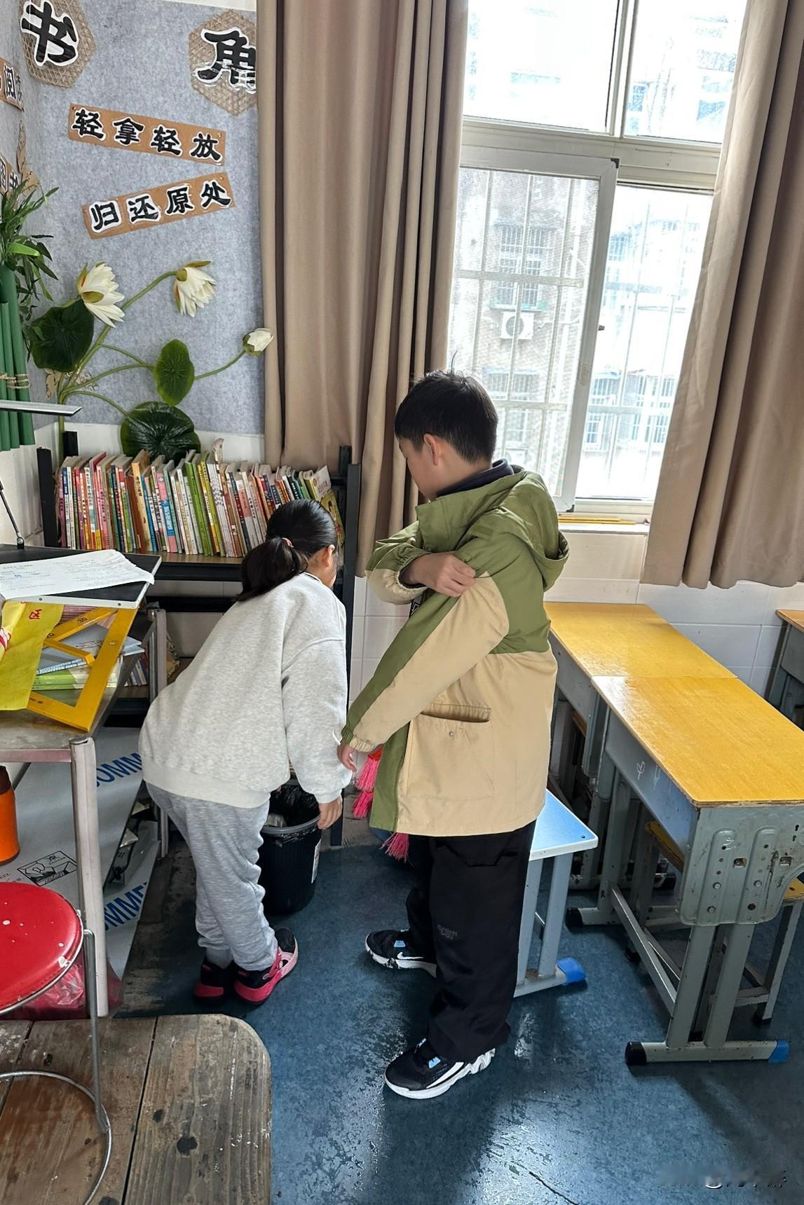 我的八趟“幸福路”
每日清晨六点，我便自然醒了，心里记挂着事儿——给小孙子热牛奶