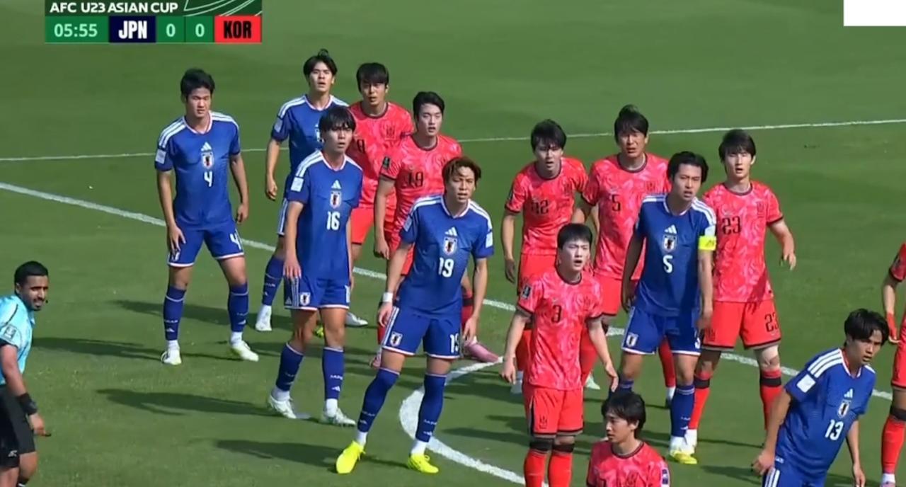 日本队进球啦！35分钟，日本队角球发后点，日本队员高高跃起头球攻门，门将扑到球没