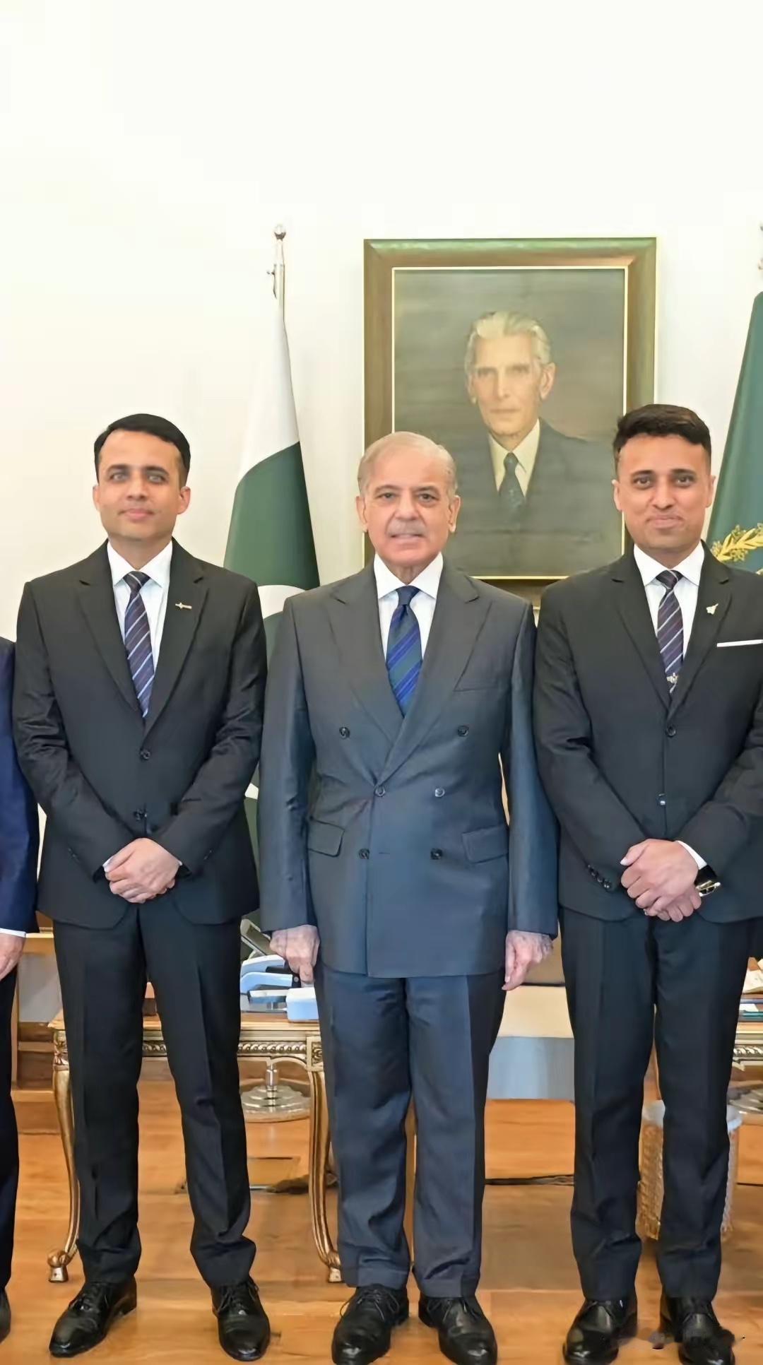 两名巴基斯坦航天员与巴基斯坦总理夏巴兹·谢里夫合影。站在左侧的是胡拉姆·达乌德，