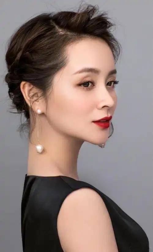 2026年1月15日，演员邓莎发布千字长文，疑似官宣与大19岁的丈夫路行结束近1