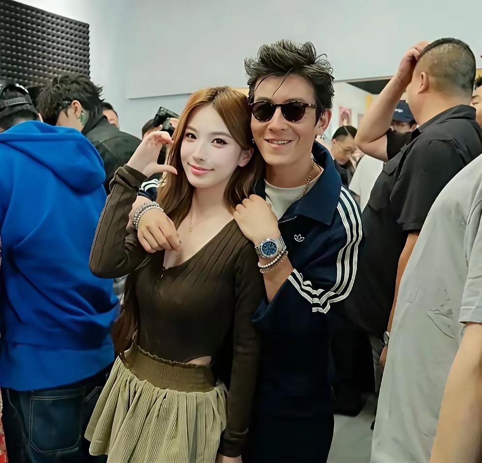 陈冠希这是又不管不顾了？说好的边界感呢。自家品牌办活动，身为老板的他帅气现身，利