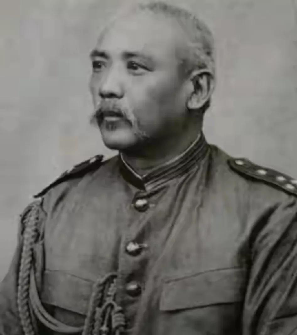 [袁世凯是如何从一省之长直接当上宰相的。]
袁世凯之所以从山东一省巡抚一跃升为直