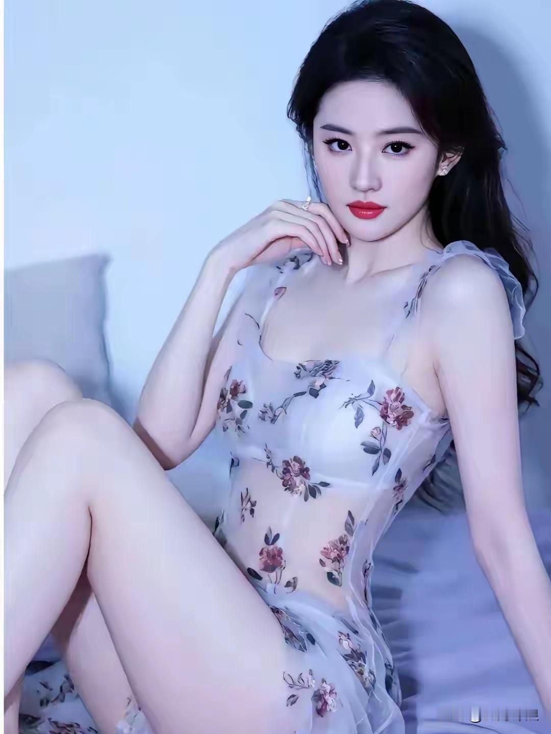 中国诗人为演员刘亦菲写的一首“接龙诗”！

星光灿烂月更  明
明  辉清洒注深