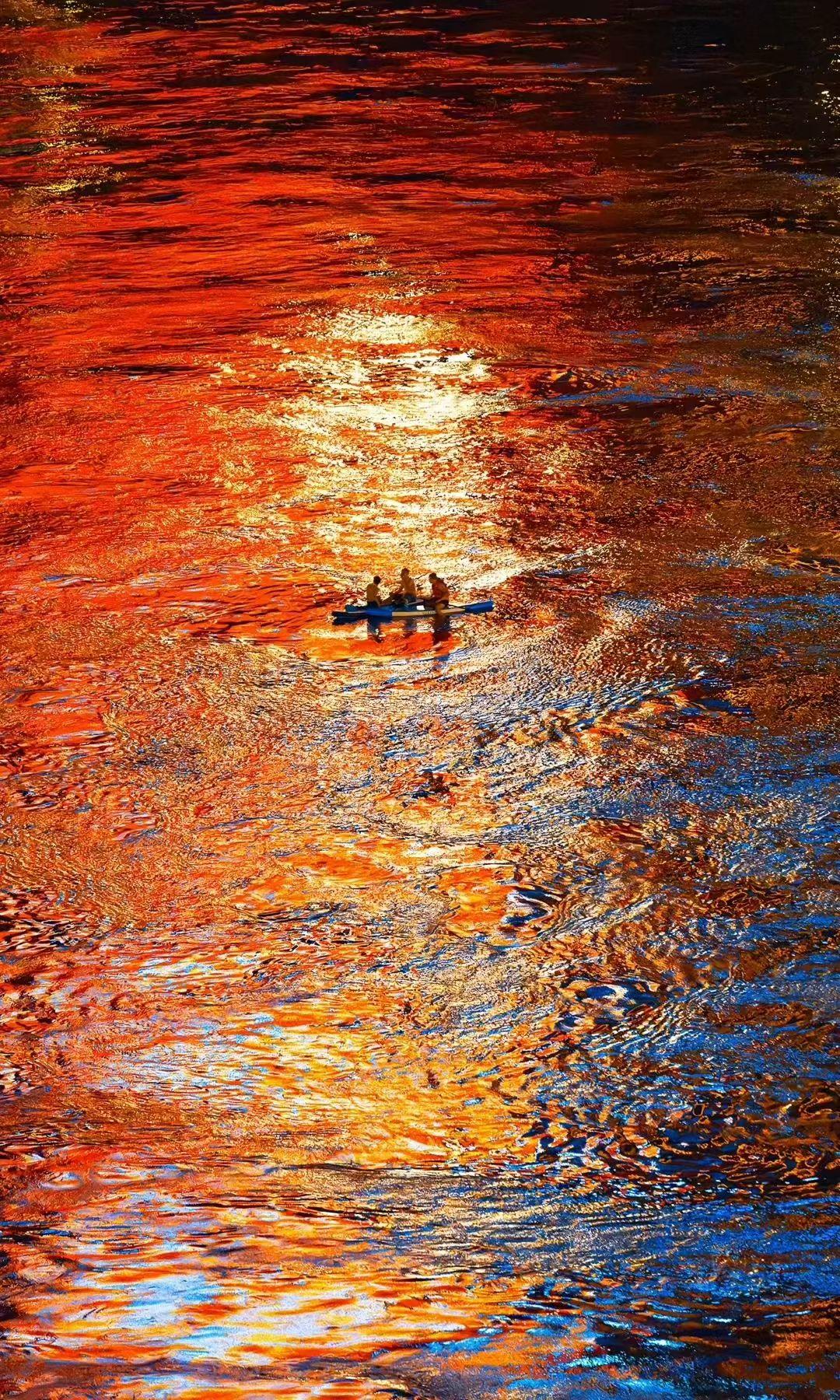 大海不语，却深邃而博大，
它接住疲惫、安放不安，
在潮起潮落之间，
慢慢治愈每一