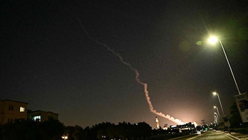 利雅得，9月19日凌晨。又是爆炸声，又是拦截轨迹划过夜空。又一批居民从睡梦里被炸