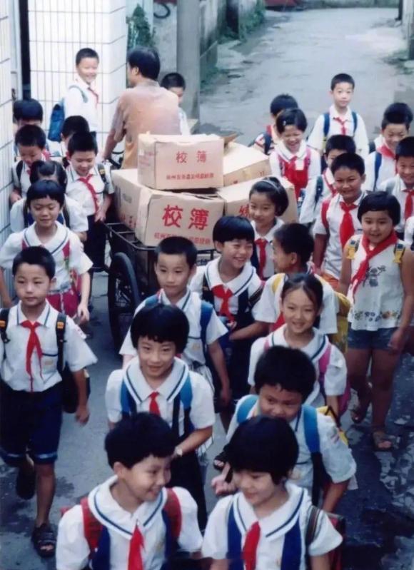 1987年，宗庆后当上杭州上城区校办企业经销部的经理，那是娃哈哈的起点。图为宗庆