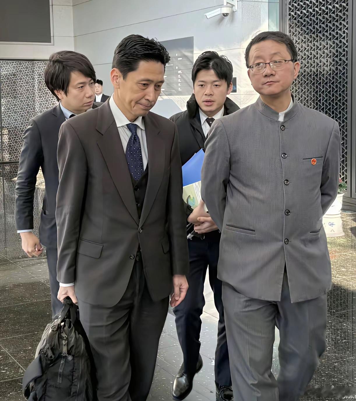 刘司长的正气禀然吓得日本外交官低下了蠢蠢欲动的头卢… 