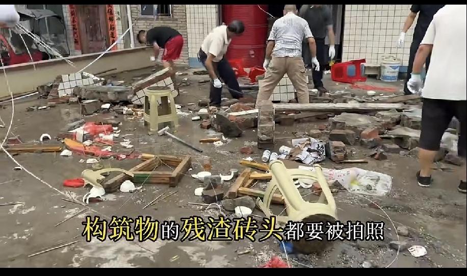 长宁升学宴，长宁地震频率又高，关键就搭了个棚，这女儿墙居然承受不住，这和地震有无
